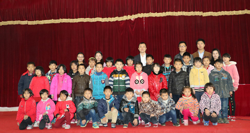 人人安康公益助學(xué)攜手李銳、應(yīng)采兒赴湘西龍山茅坪小學(xué)，與孩子一起歡度「六一」.jpg